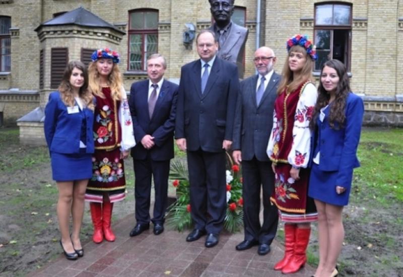 2013.08.30 В НТУУ «КПІ» відкрито пам’ятник видатному польському вченому і державному діячу Войцеху Свєнтославському 2013.08.30 В НТУУ «КПІ» відкрито пам’ятник видатному польському вченому і державному діячу Войцеху Свєнтославському