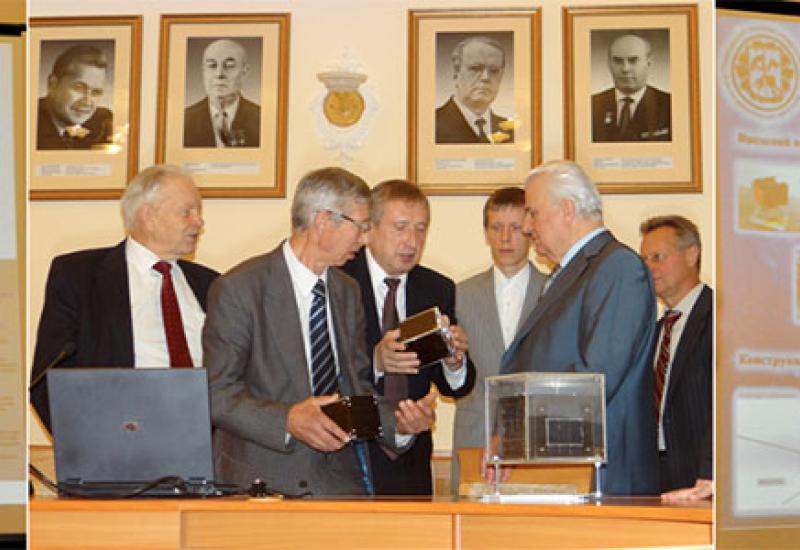 2013.11.07 Демонстрація натурного макету наносупутника КПІ 2013.11.07 Демонстрація натурного макету наносупутника КПІ