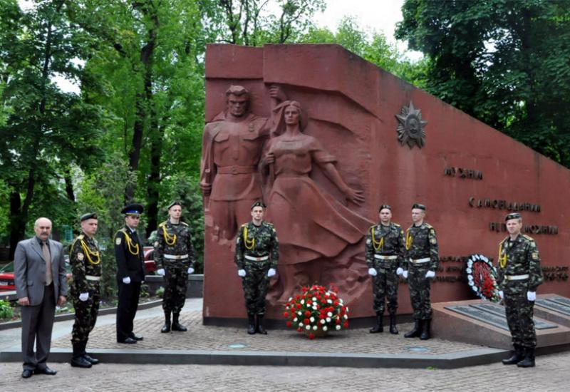 2014.05.09 Почесний караул біля монументу