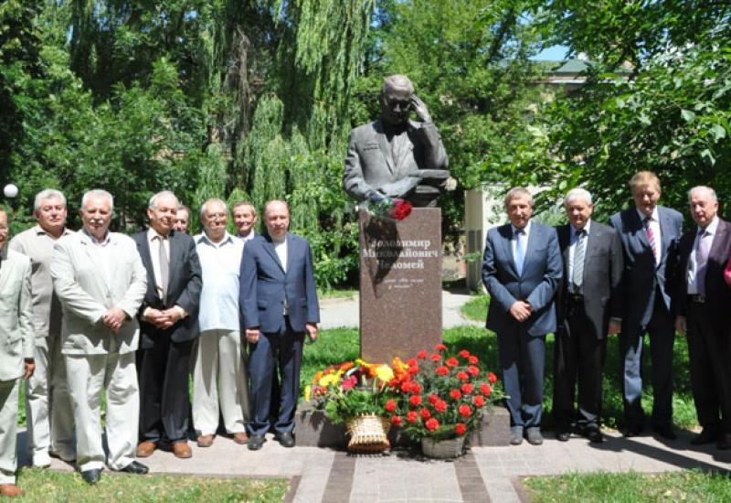 2014.06.30 церемонія покладання квітів до пам’ятника Володимиру Челомею 2014.06.30 церемонія покладання квітів до пам’ятника Володимиру Челомею