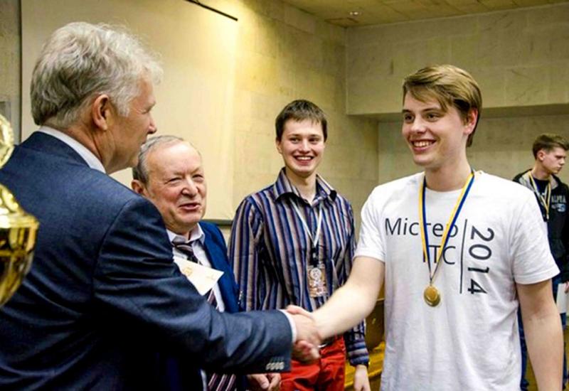 Колектив КПІ. Проректор П.О.Киричок вітає Г.Буфіна з перемогою Колектив КПІ. Проректор П.О.Киричок вітає Г.Буфіна з перемогою