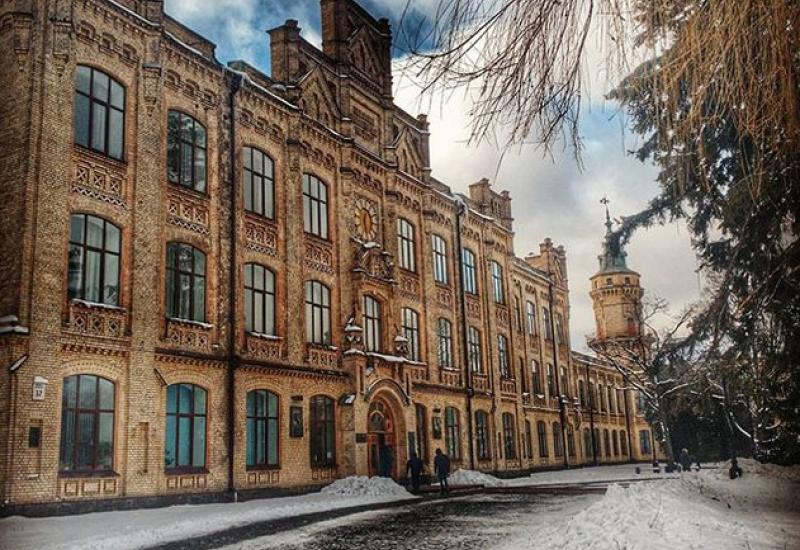 Кампус КПІ. Головний корпус університету взимку Кампус КПІ. Головний корпус університету взимку
