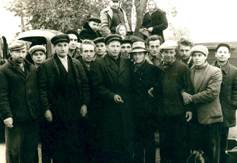 Колектив КПІ. Перший курс - перший виїзд АГ-6 на сільськогосподарські роботи, 1961р. Колектив КПІ. Перший курс - перший виїзд АГ-6 на сільськогосподарські роботи, 1961р.