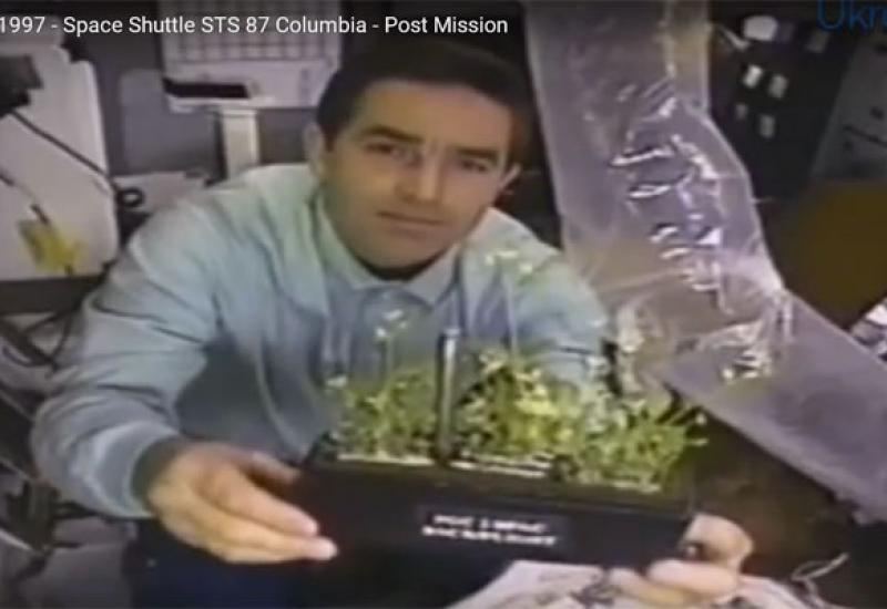 1997.12.05 Леонід Каденюк під час місії STS-87 1997.12.05 Леонід Каденюк під час місії STS-87