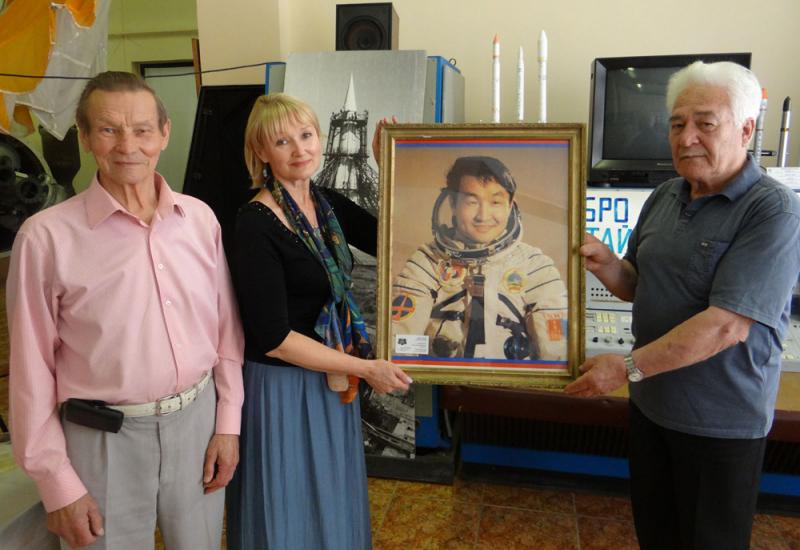 2018.06.08 The museum was presented with a portrait of the astronaut 2018.06.08 The museum was presented with a portrait of the astronaut