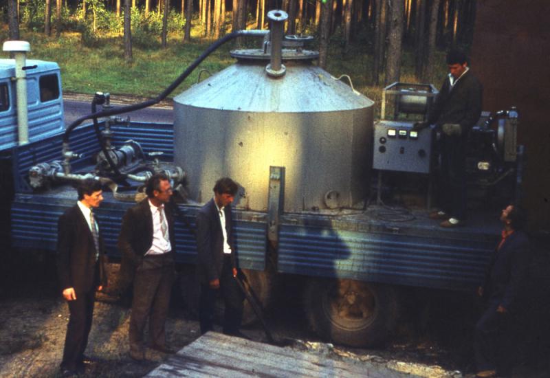 1986. Група дезактивації води біля мобільної установки 1986. Група дезактивації води біля мобільної установки