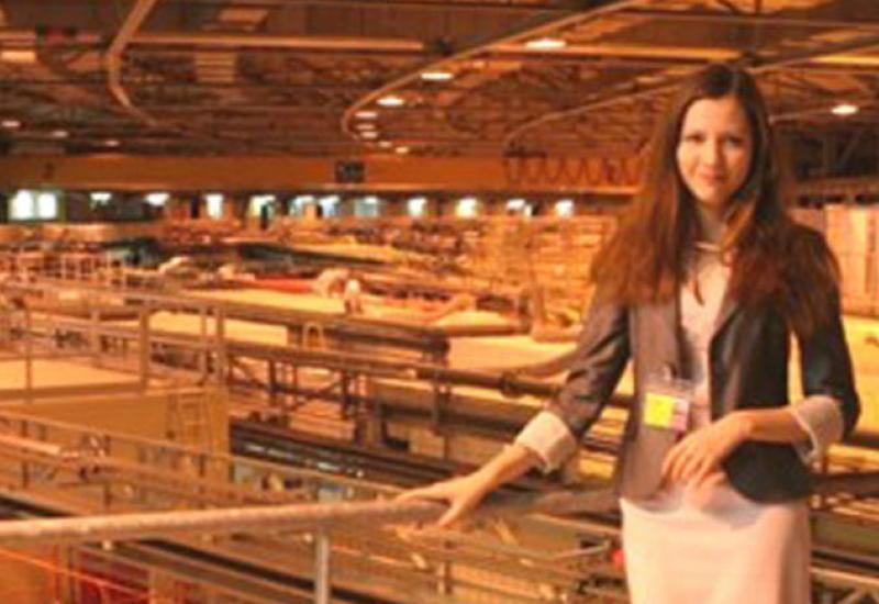 Аспірантка Мар'яна Вережак біля коллайдера ESRF (European Synchrotron Radiation Facility) у м. Гренобль (Франція)