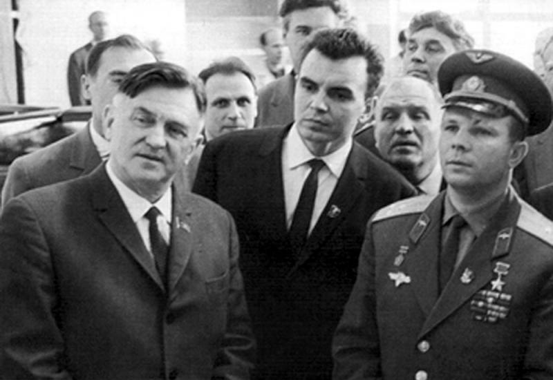 Yuri Gagarin and O. Antonov at the Kyiv Aircraft Plant 