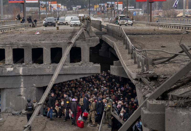 Жители Ирпеня прячутся под разрушенным мостом во время авиа-налета