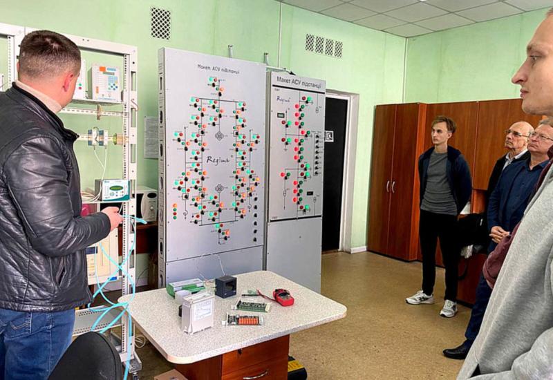 O. Spodynskyi introduces students to the equipment
