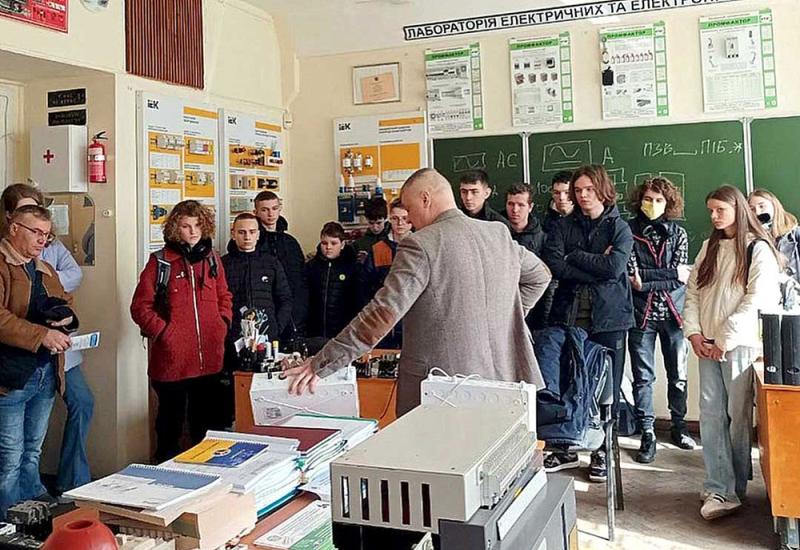 Participants of the Engineering Week in the laboratory of electrical devices of the NN IEE