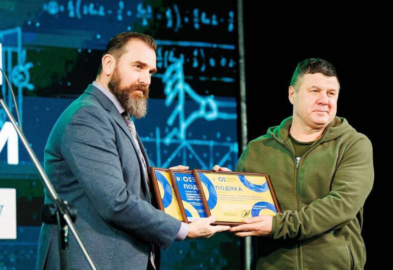 Oksen Lisovyi presents awards to Serhiy Stirenko