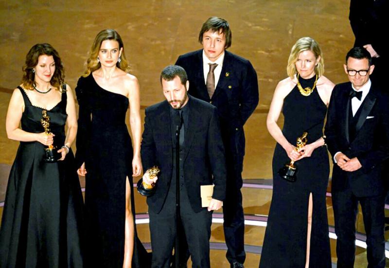 М. Чернов (у центрі), Є. Малолєтка (позаду) і В. Степаненко (позаду ліворуч) під час церемонії вручення «Оскара» (Лос-Анджелес, 10 березня 2024 р.)