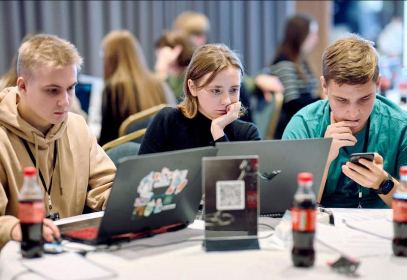 Назар Матвієнко з НН ІТС, Владислав Шеін з НН ММІ та Софія Баннікова з ФСП