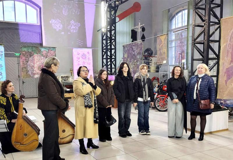 Справа наліво О. Зікєєва , Ю. Підкурганна, учні ДШМ №5, Г. Андрєєва