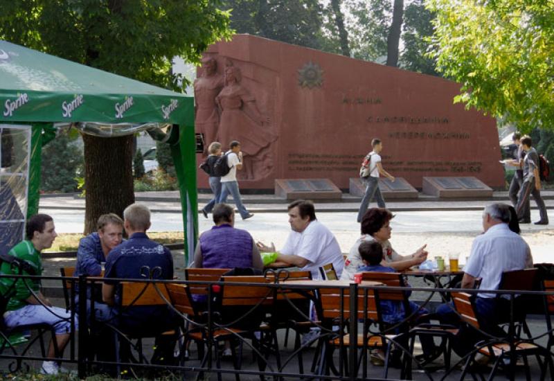 2009.08.31 МАФи напроти пам’ятника студентам, викладачам КПІ, які не повернулися з Великої Вітчизняної війни
