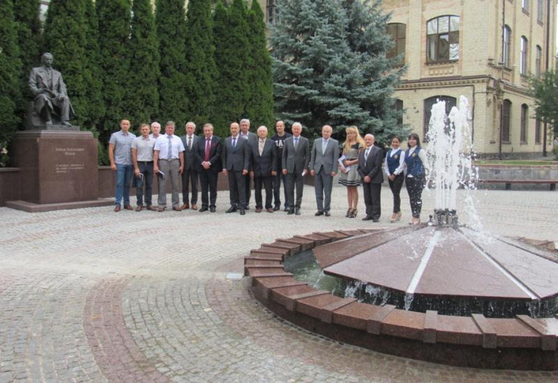 2017.09.04 Оновлення фонтану на Музейній площі 2017.09.04 Оновлення фонтану на Музейній площі