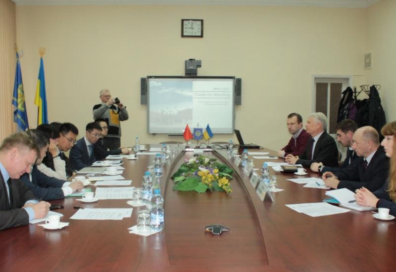 2019.03.19 Члени делегації університету Цінхуа та компанії CZEC в КПІ 2019.03.19 Члени делегації університету Цінхуа та компанії CZEC в КПІ