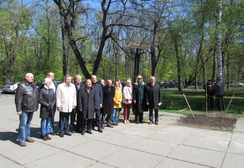 2017.04.19 Нові дерева на Алеї сакур 2017.04.19 Нові дерева на Алеї сакур