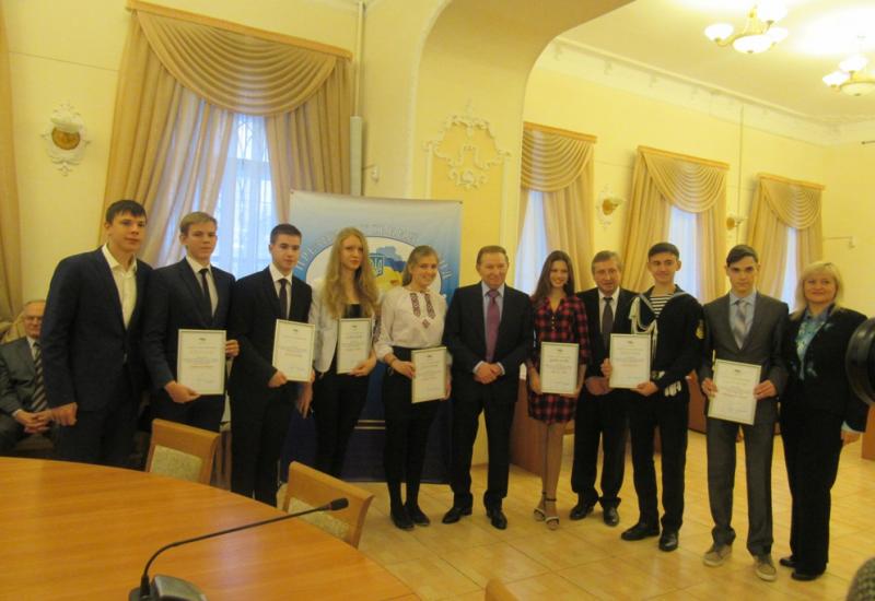2016.11.15 Наймолодші переможці конкурсу стартапів «Sikorsky Challenge 2016» отримали премії і дипломи лауреатів Президентського Фонду «Україна» 2016.11.15 Наймолодші переможці конкурсу стартапів «Sikorsky Challenge 2016» отримали премії і дипломи лауреатів Президентського Фонду «Україна»
