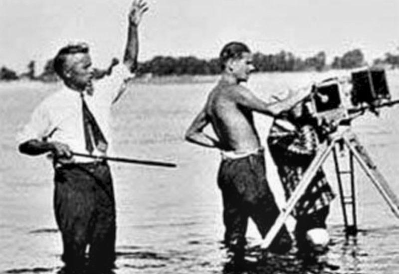 Олександр Довженко під час зйомок фільму Земля, с. Яреськи, 1929 р.