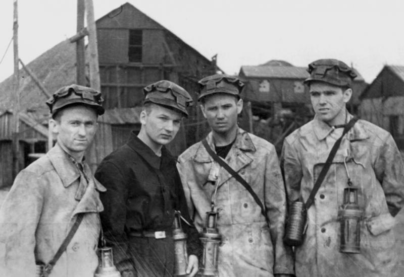 С.П.Фіщенко (зліва) на практика на шахті в Донбасі, 1954 р. С.П.Фіщенко (зліва) на практика на шахті в Донбасі, 1954 р.