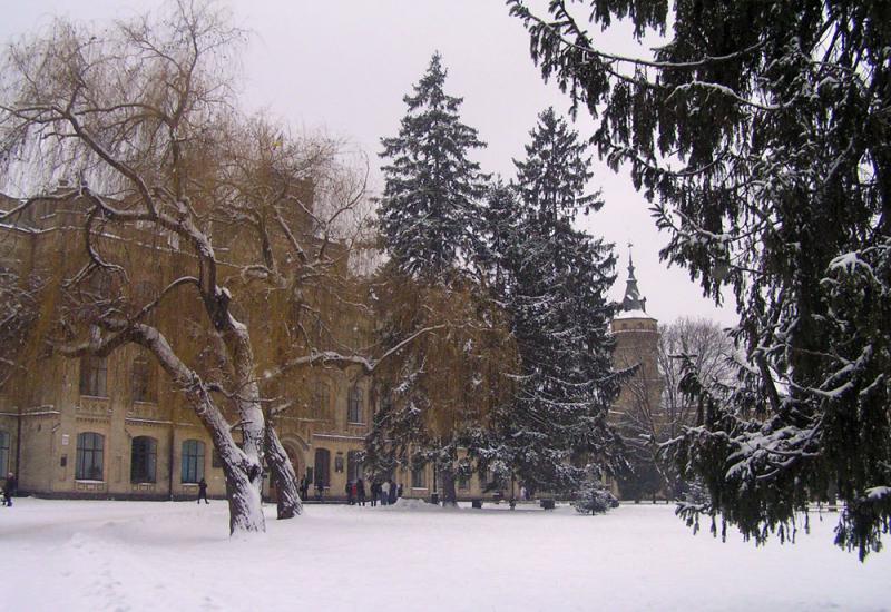 Кампус КПІ. засніжений 1 корпус університету Кампус КПІ. засніжений 1 корпус університету