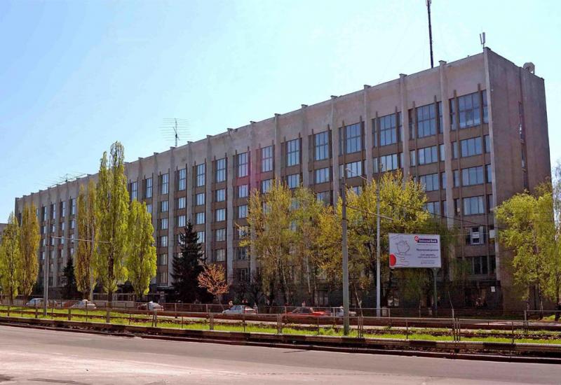 Кампус КПІ. 22 корпус влітку Кампус КПІ. 22 корпус влітку
