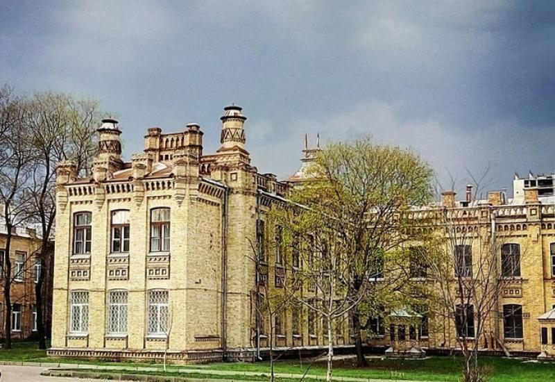 Кампус КПІ. 4 корпус, весна Кампус КПІ. 4 корпус, весна
