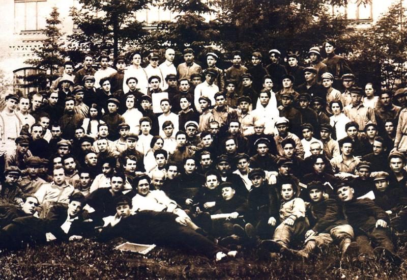 Колектив КПІ. Комсомольці інституту перед головним корпусом інституту. Літо, 1925 рік Колектив КПІ. Комсомольці інституту перед головним корпусом інституту. Літо, 1925 рік