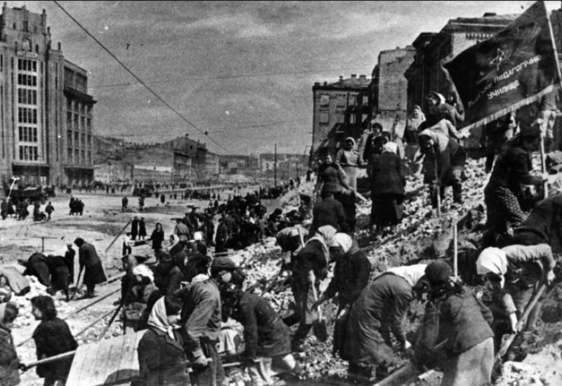 Київ, 1944 рік. Кияни розбирають завали на Хрещатику
