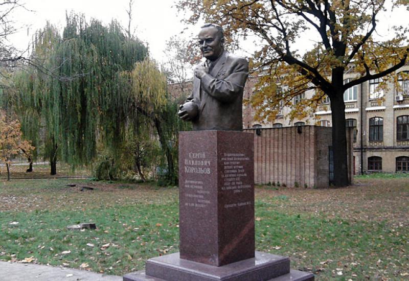 Кампус. Пам’ятник Сергію Корольову Кампус. Пам’ятник Сергію Корольову