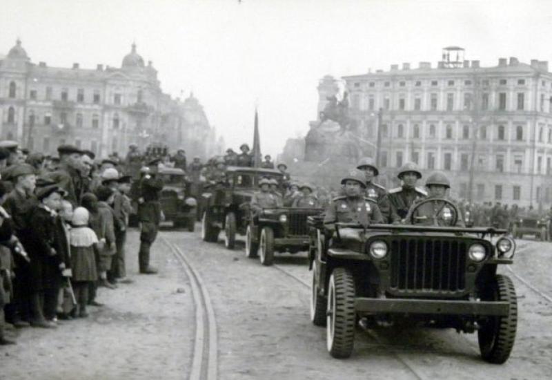 Україна. Київ. Парад Перемоги 9 травня 1945 / http://ikiev.ua/ua/parad-pobedy-kiev-1945 Україна. Київ. Парад Перемоги 9 травня 1945 / http://ikiev.ua/ua/parad-pobedy-kiev-1945
