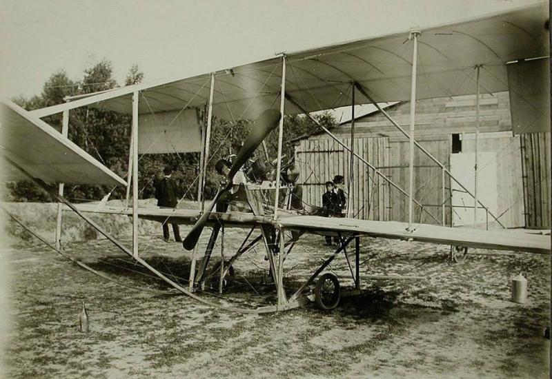 Літак Кудашев-1 на території КПІ на тлі ангару, 1910 р.