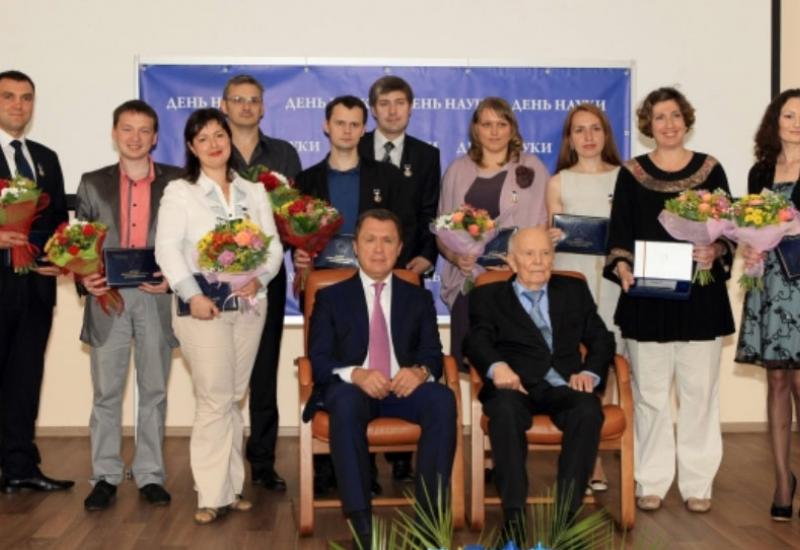 2014.05.16 офіційна церемонія вручення свідоцтв та почесних знаків лауреатам премії Президента України для молодих вчених 2013 року