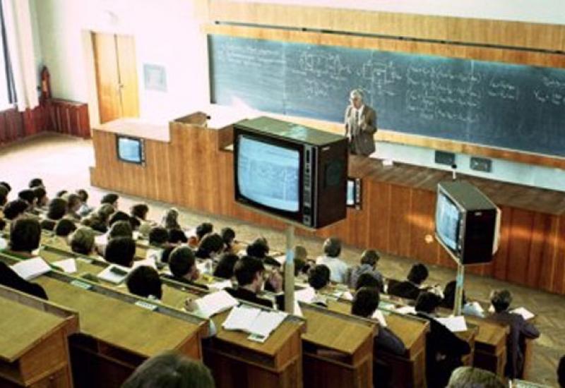 Аудиторія 412 - краща технізована аудиторія в КПІ. У дошки її головний конструктор Сігорський В.П. Аудиторія 412 - краща технізована аудиторія в КПІ. У дошки її головний конструктор Сігорський В.П.