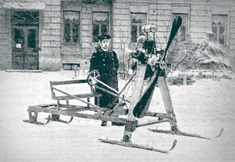Студент І. Сикорский и сконструированные им аэросани во дворе дома в Киеве, где он жил, 1910 г.