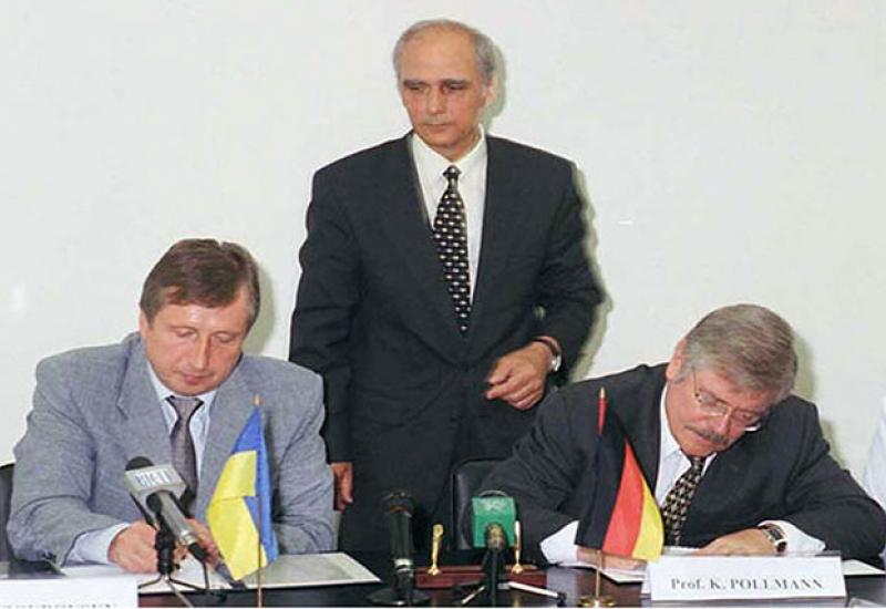2002.05.27 Підписання угоди про створення спільного факультету ректорами університетів - партнерів 2002.05.27 Підписання угоди про створення спільного факультету ректорами університетів - партнерів