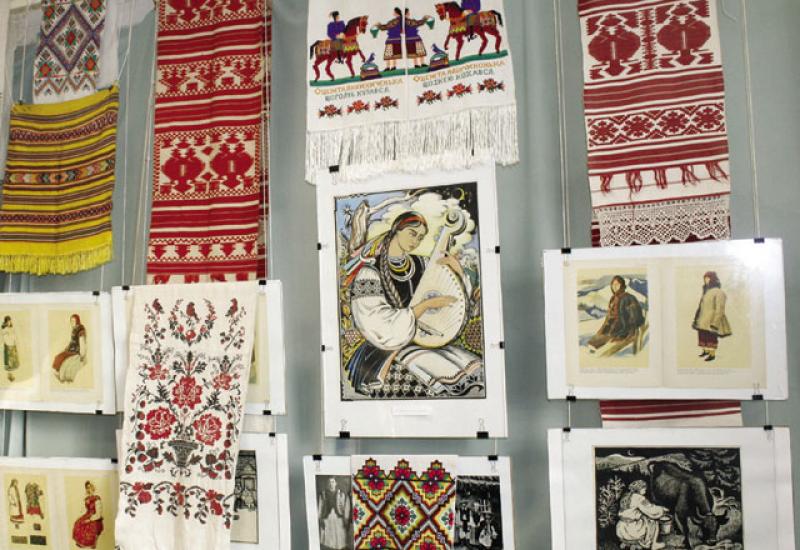 Сокровища народного искусства [выставка "Украинская народная одежда и вышивка"]