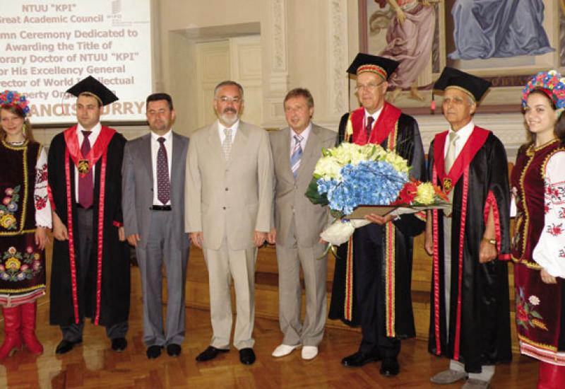 2010.07.01 Генеральний директор ВОІВ Френсіс Гаррі – Почесний доктор КПІ 2010.07.01 Генеральний директор ВОІВ Френсіс Гаррі – Почесний доктор КПІ