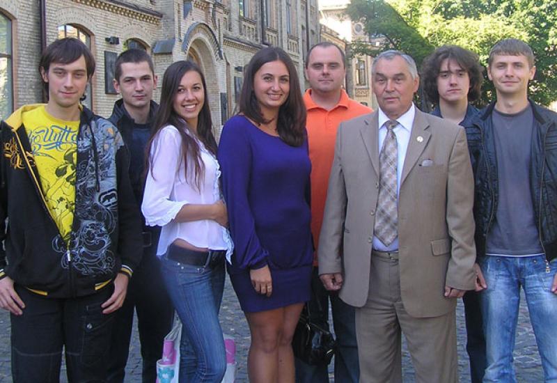 КПІ - 2010. Студентське конструкторське бюро «Верстат» Колектив КПІ - 2010. Студентське конструкторське бюро «Верстат»