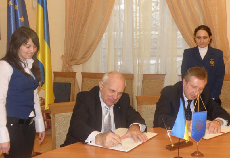 2011.03.10 Підписання договору про співпрацю між НТУУ «КПІ» та Національним інститутом серцево-судинної хірургії 2011.03.10 Підписання договору про співпрацю між НТУУ «КПІ» та Національним інститутом серцево-судинної хірургії