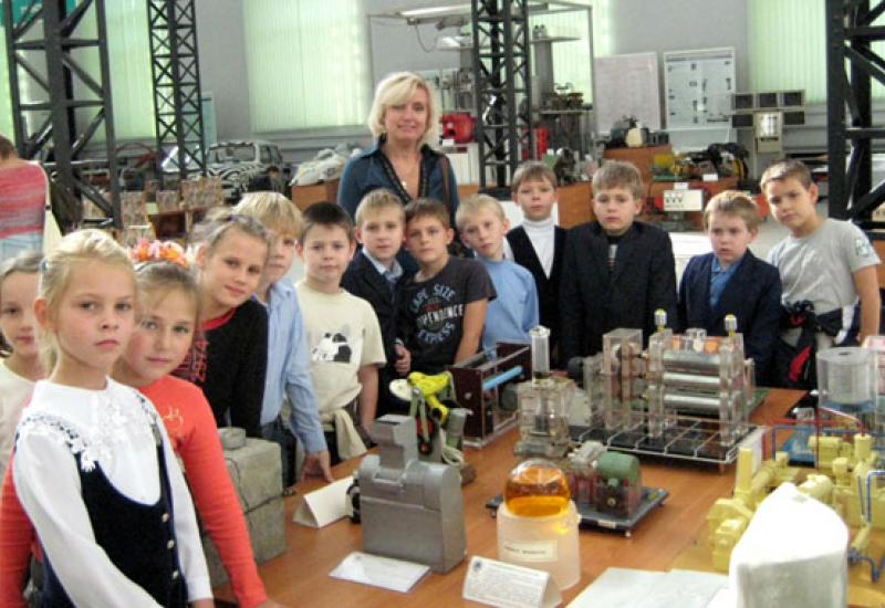 КПІ - 2011. Учні початкової школи Політехнічного ліцею на екскурсії в ДПМ