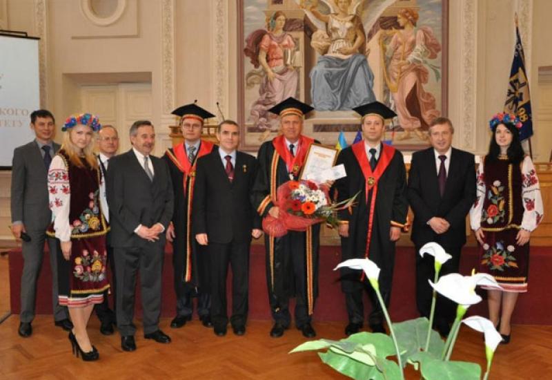2012.04.19 Вручення диплому Почесного доктора ФАКС першому космонавту Німеччини Ульріху Вальтеру 2012.04.19 Вручення диплому Почесного доктора ФАКС першому космонавту Німеччини Ульріху Вальтеру