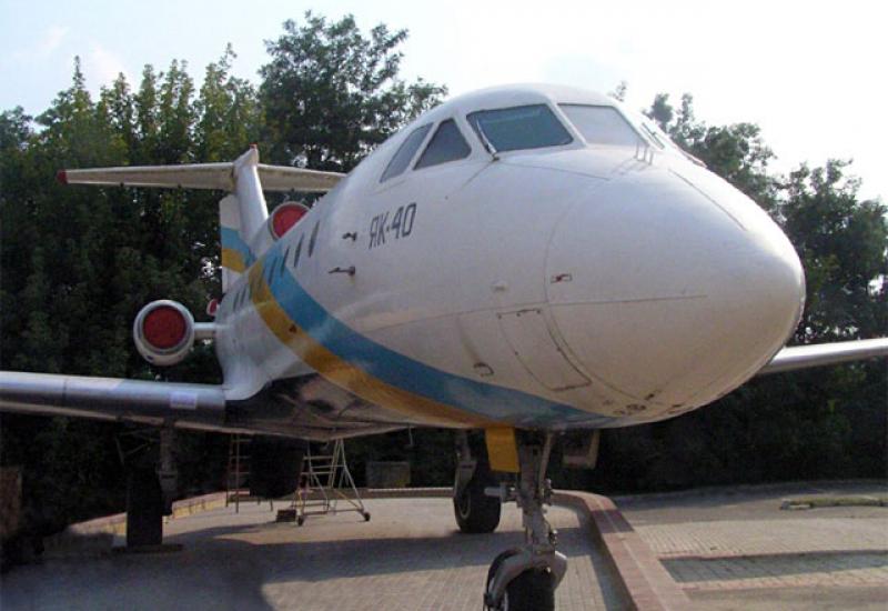 2012.08.30 Біля ДПМ НТУУ «КПІ» встановлено літак Як-40 2012.08.30 Біля ДПМ НТУУ «КПІ» встановлено літак Як-40