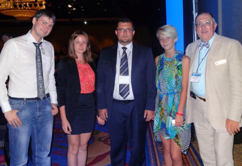 Студенти КПІ разом з консулом України в США Ю.Бабковим (у центрі) та професором І.Піоро (справа)