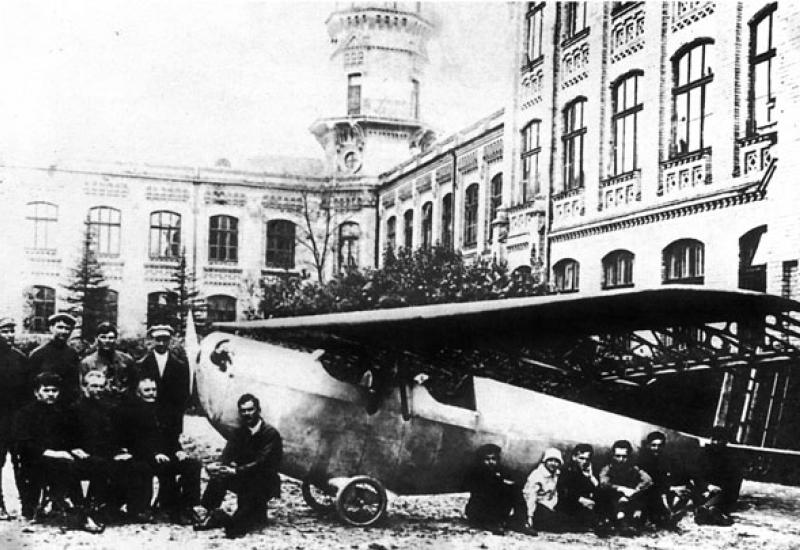 КПІ - 1925. К-1 перед головним корпусом