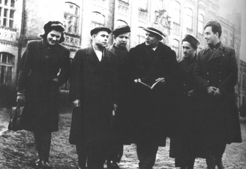 1948.11. В.Н. Свєчніков зі студентами