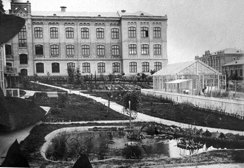 1902. Теплиця КПІ і сад зі ставком 1902. Теплиця КПІ і сад зі ставком