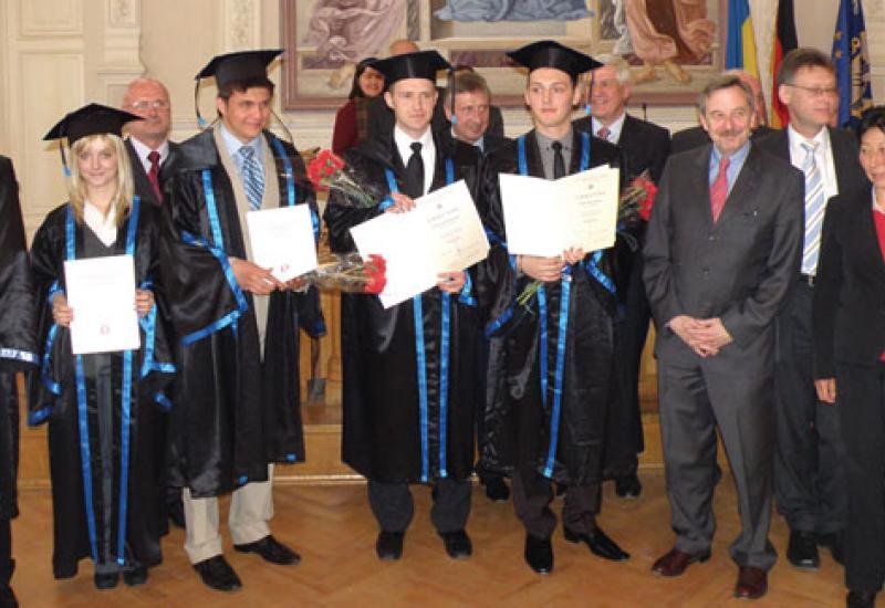 2009. Перший випуск на спільному факультеті 2009. Перший випуск на спільному факультеті